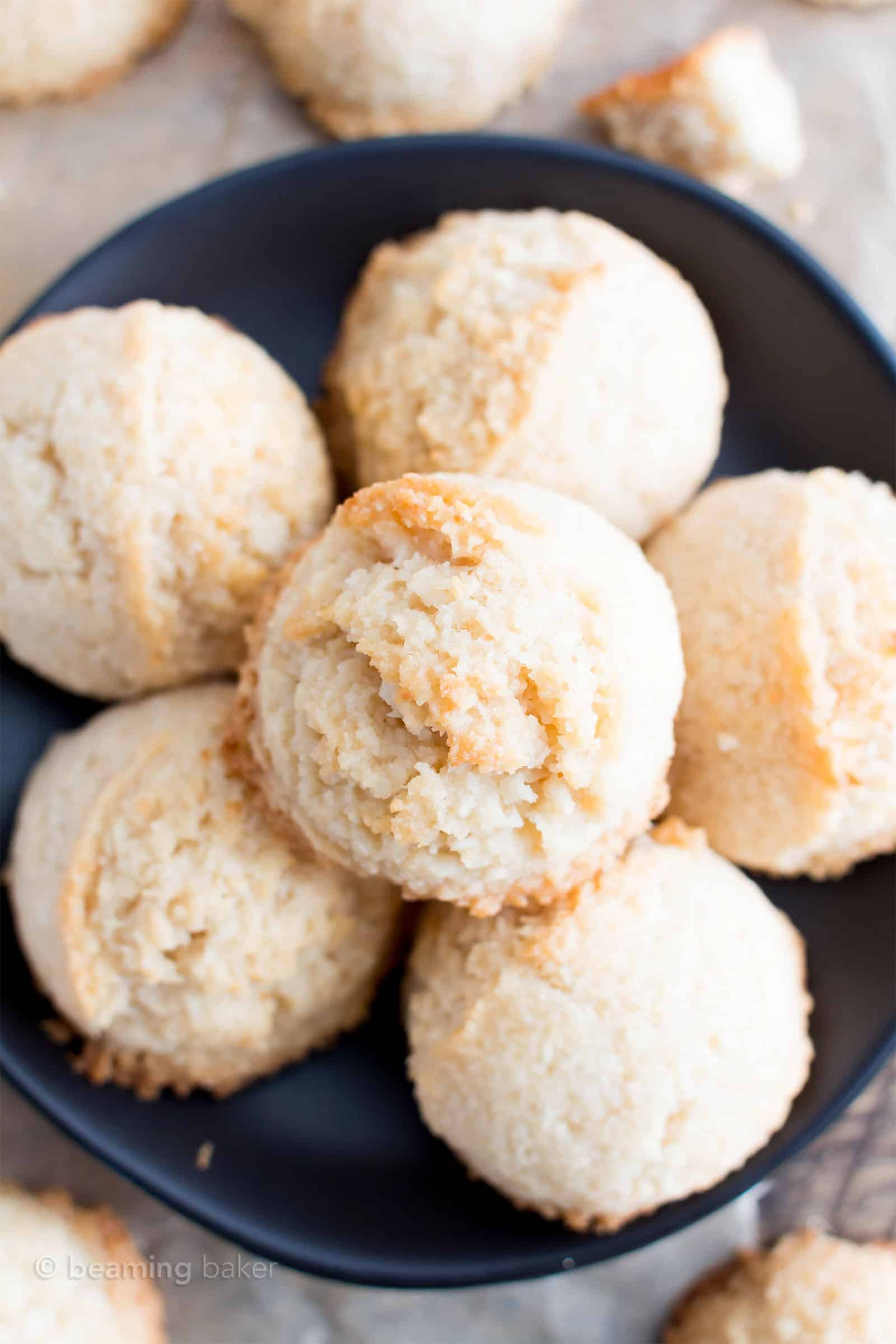 Vegan Coconut Macaroons: Irresistibly chewy Vegan Coconut Macaroons with crisp edges and sweet coconut flavor. Just 4 ingredients! Paleo, Healthy. #Vegan #Coconut #Macaroons #Paleo #Healthy | Recipe at BeamingBaker.com