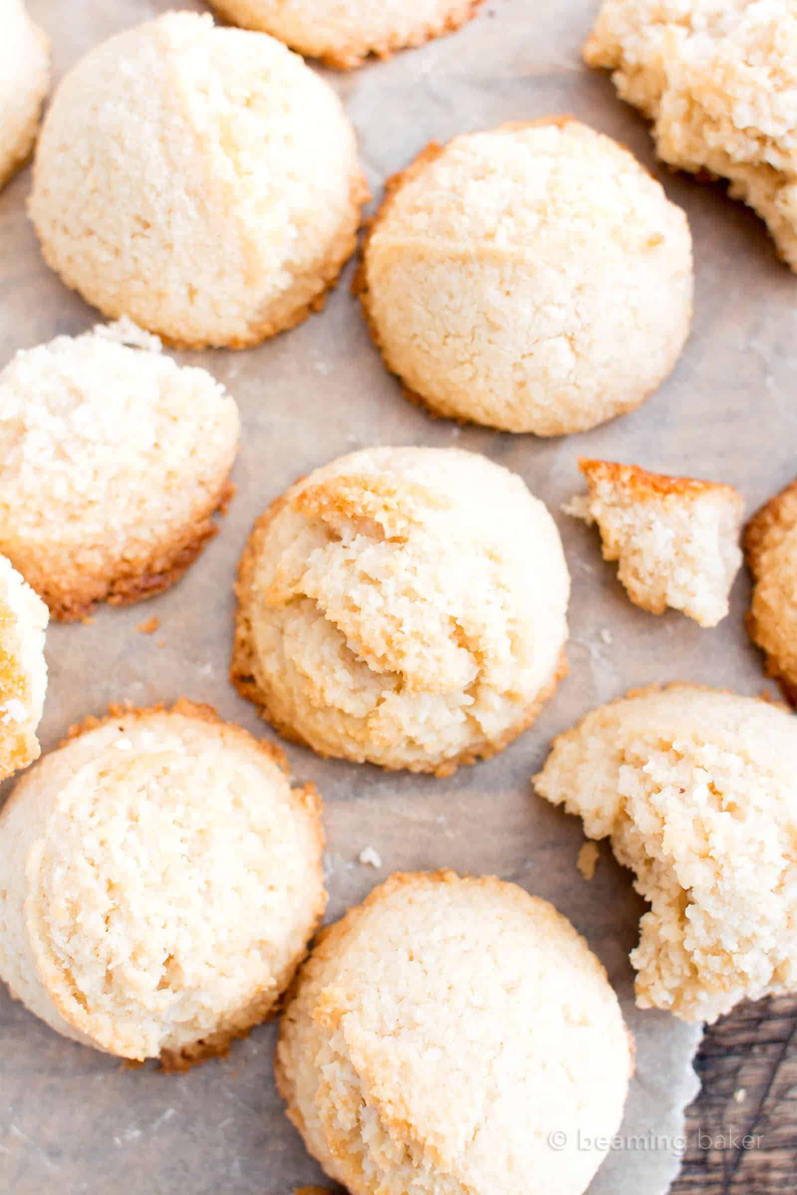 Vegan Coconut Macaroons: Irresistibly chewy Vegan Coconut Macaroons with crisp edges and sweet coconut flavor. Just 4 ingredients! Paleo, Healthy. #Vegan #Coconut #Macaroons #Paleo #Healthy | Recipe at BeamingBaker.com