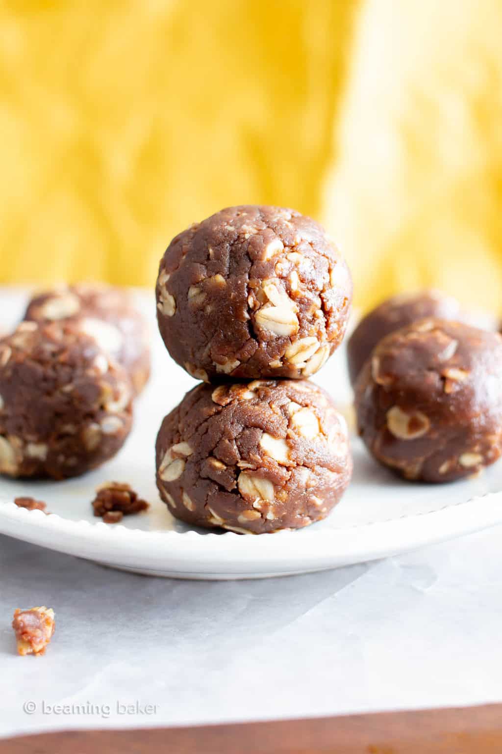 Chocolate Peanut Butter Oatmeal Balls – 4 ingredient! - Beaming Baker