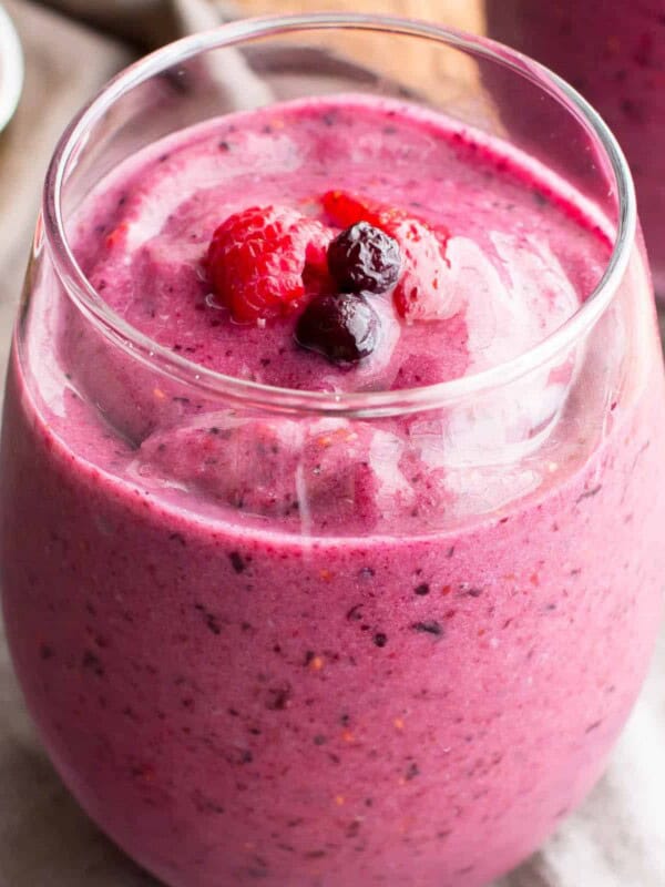 Easy Berry Smoothie Recipe: this quick & easy berry smoothie is ready in 5 minutes! Refreshing, packed with antioxidants and delicious. Paleo, Dairy-Free, Healthy. #Berry #Smoothie #DairyFree #Paleo #Breakfast | Recipe at BeamingBaker.com