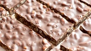 3 Ingredient Homemade Crunch Bar Recipe (V, GF): Quick & Easy DIY crispy homemade crunch bars! Made with rich, decadent chocolate and vegan gluten free brown rice crisp cereal. #Vegan #GlutenFree #DairyFree #DIY #Candy | Recipe at BeamingBaker.com