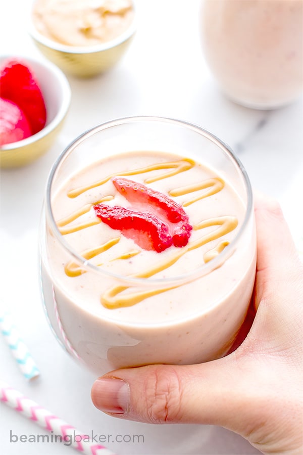 Protein-Packed Strawberry Peanut Butter Smoothie: 19g of protein, 5 simple ingredients in a quick recipe for a creamy, healthy and protein-rich smoothie. BEAMINGBAKER.COM #ProteinRich #Smoothies