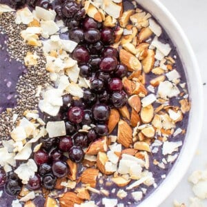 Blueberry Coconut Smoothie Bowls (V+GF): An easy recipe for a refreshing smoothie bowl packed with antioxidants, blueberries and coconut. BEAMINGBAKER.COM #Vegan #GlutenFree