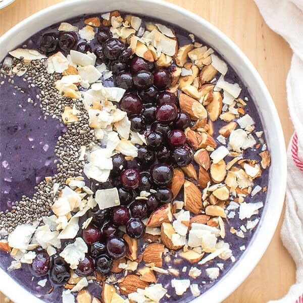 Blueberry Coconut Smoothie Bowl (V+GF): An easy recipe for a refreshing smoothie bowl packed with antioxidants, blueberries and coconut. BEAMINGBAKER.COM #Vegan #GlutenFree