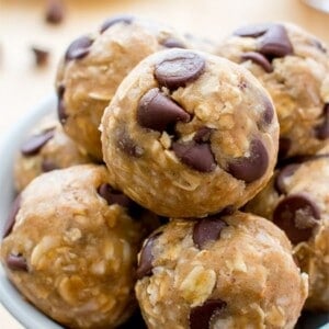 Chocolate Chip Cookie Dough Bites (V+GF): An easy, guilt-free recipe for seriously delicious chocolate chip cookie dough bites. BEAMINGBAKER.COM #Vegan #GlutenFree