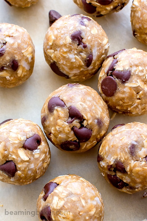 Chocolate Chip Cookie Dough Bites (V+GF): An easy, guilt-free recipe for seriously delicious chocolate chip cookie dough bites. Vegan and Gluten Free.