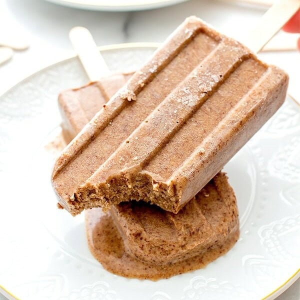 Chocolate Peanut Butter Banana Popsicles (V+GF): Just 6 ingredients to creamy, delicious chocolate peanut butter popsicles that taste like an ice cream sundae. #Vegan #GlutenFree | BeamingBaker.com