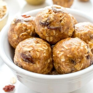 No Bake Oatmeal Raisin Bites (V+GF): A super easy, one bowl recipe for healthy energy bites bursting with oatmeal raisin cookie flavor. #Vegan #GlutenFree | BeamingBaker.com