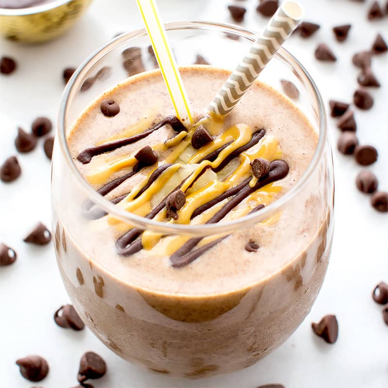 Chocolate Peanut Butter Banana Smoothie (V+GF): a protein-rich, 6-ingredient recipe for a smooth and creamy chocolate peanut butter lover’s smoothie. Tastes like a sundae. #Vegan #GlutenFree | BeamingBaker.com