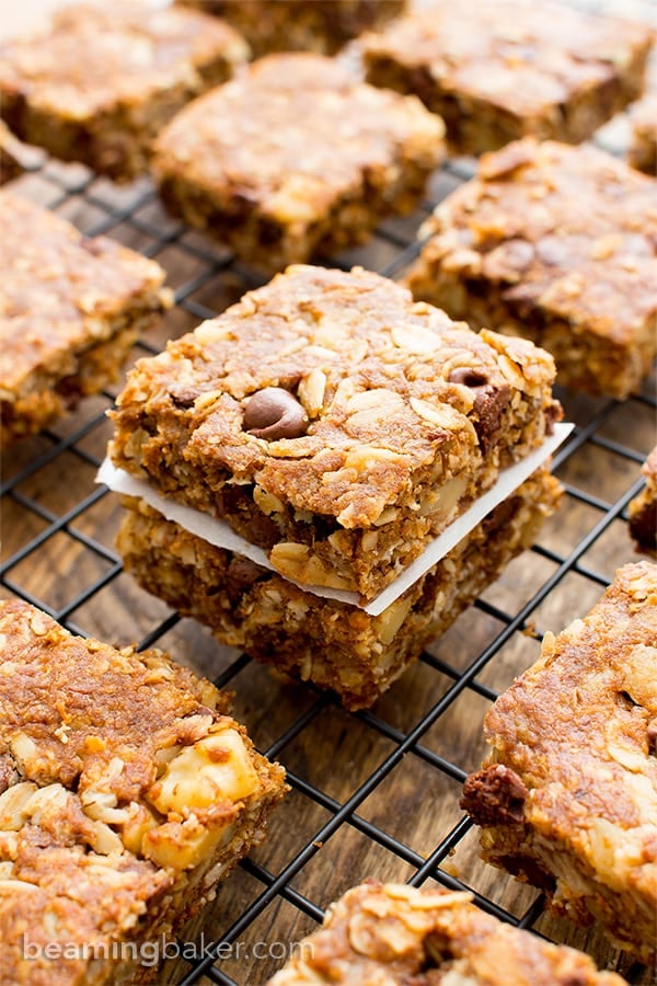 Peanut Butter Chocolate Chip Oatmeal Breakfast Bars (V+GF): a simple recipe for deliciously textured oatmeal breakfast bars bursting with peanut butter and chocolate flavor. #Vegan #GlutenFree #DairyFree | BeamingBaker.com