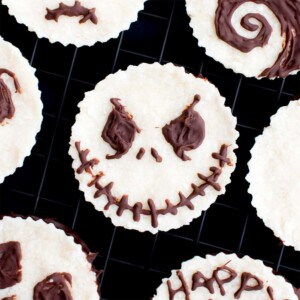 Jack Skellington Mounds Cups (V, GF): a spooktacular 4-ingredient recipe for paleo mounds cups inspired by The Nightmare Before Christmas. #Paleo #Vegan #GlutenFree #DairyFree | BeamingBaker.com