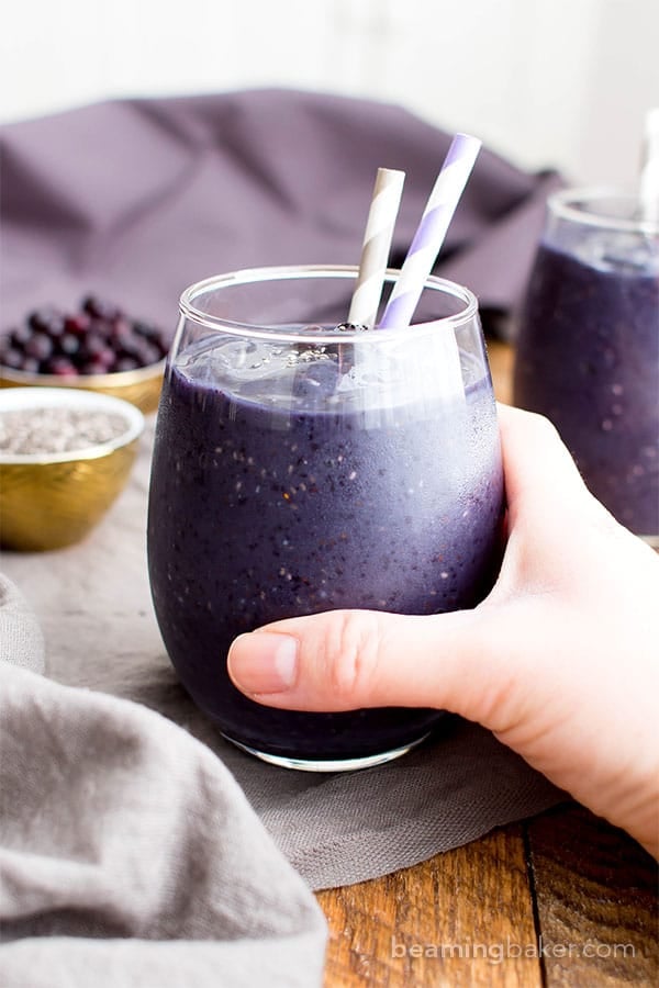 Paleo Blueberry Banana Chia Smoothie (V, GF, Paleo): a 4-ingredient recipe for antioxidant-rich and refreshing blueberry banana chia smoothies. #Vegan #GlutenFree #DairyFree | BeamingBaker.com