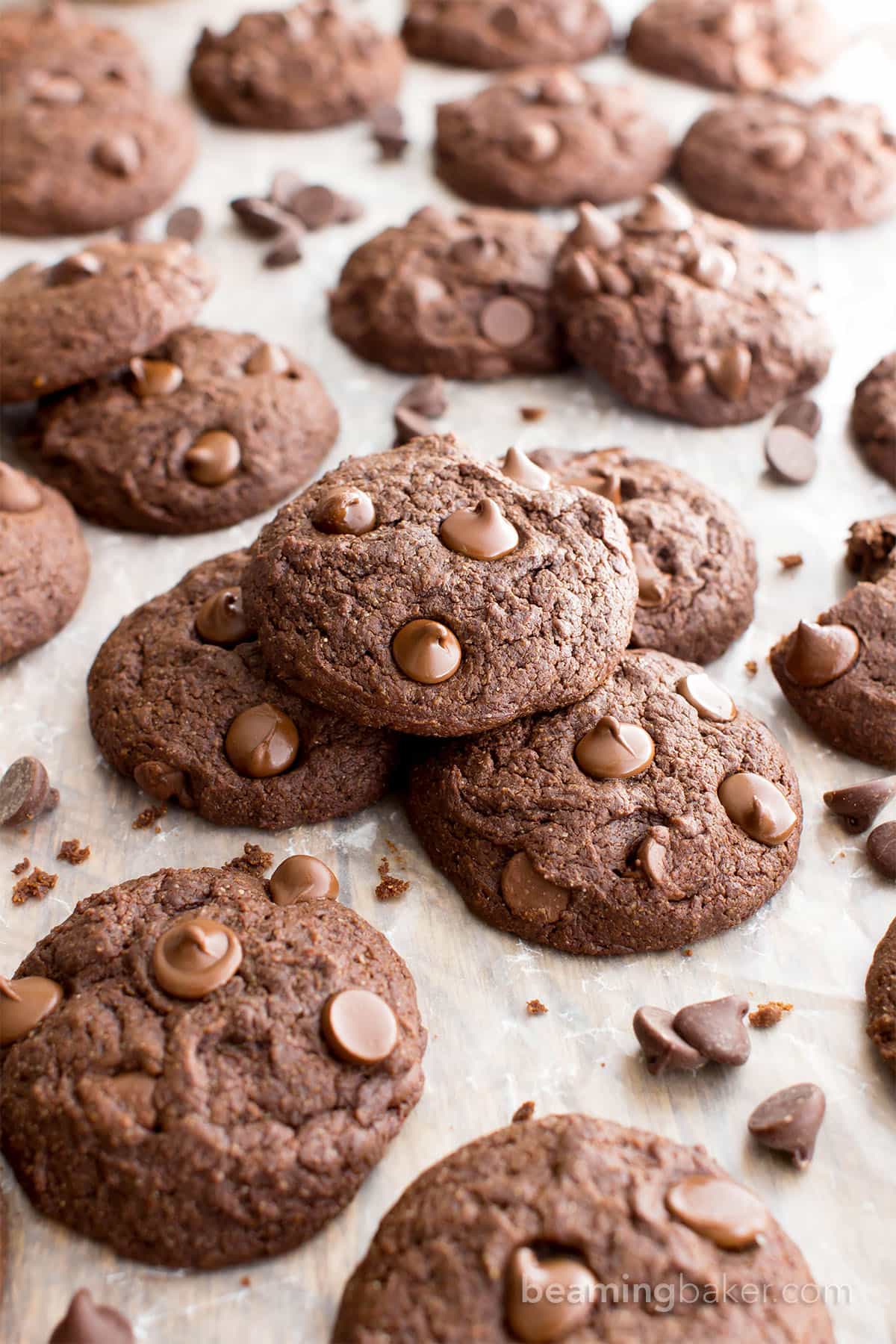 Vegan Chocolate Brownie Cookies (GF, V, DF): a one bowl recipe for soft, thick, chewy cookies that taste just like a rich, chocolate brownie! #Vegan #GlutenFree #OatFlour #DairyFree | BeamingBaker.com