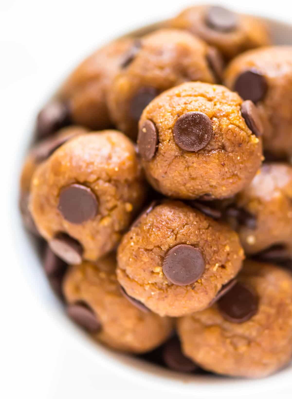 15 Healthy Protein-Packed No Bake Energy Bite Recipes (V, GF): a tasty collection of protein-rich no bake bites made with whole ingredients. #Paleo #Vegan #GlutenFree #DairyFree | BeamingBaker.com