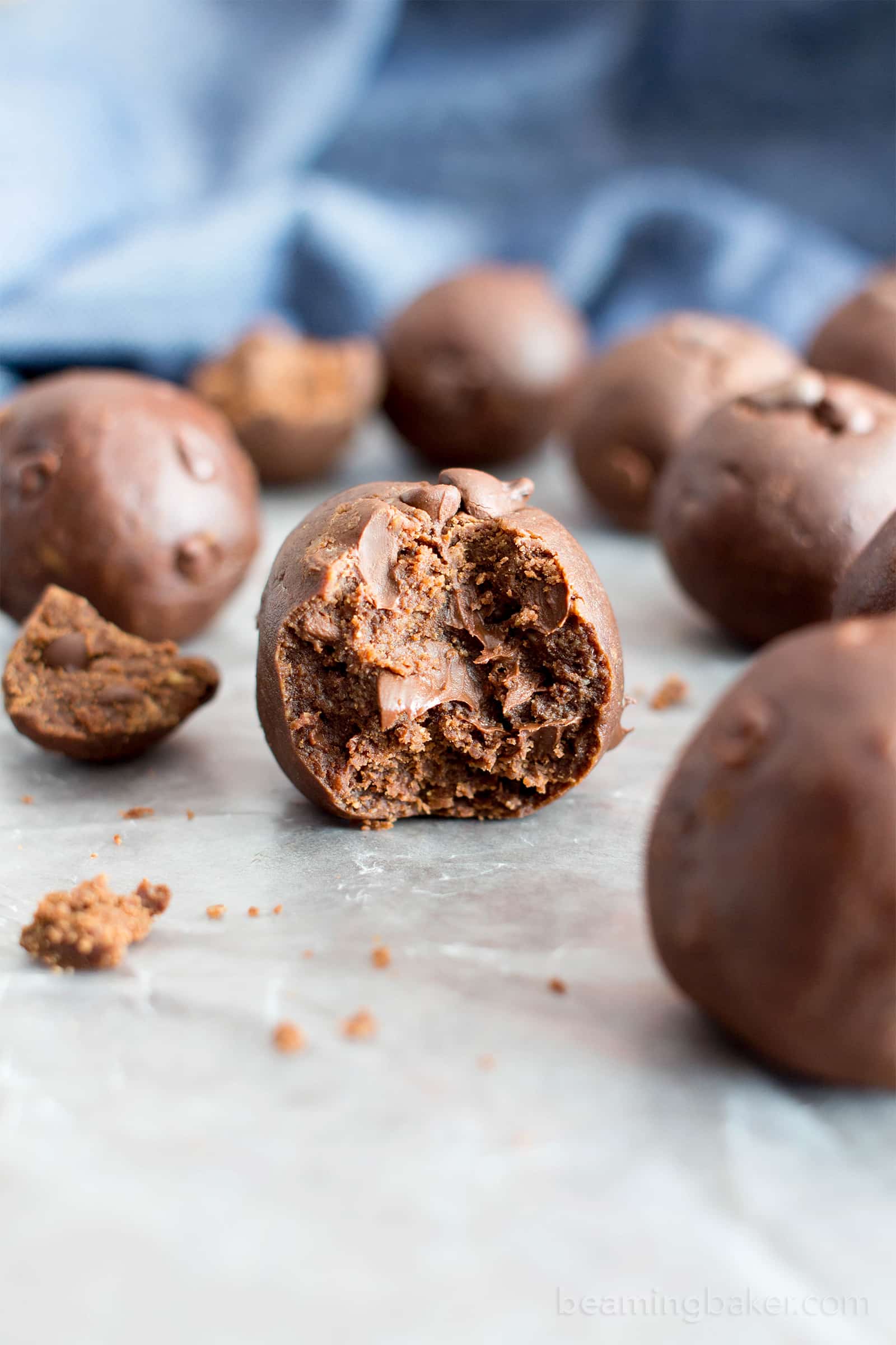 Gluten Free No Bake Brownie Energy Bites (V, GF): a one bowl recipe for fudgy, rich, 7-ingredient no bake bites that taste just like decadent brownies. #Vegan #ProteinPacked #GlutenFree #DairyFree | BeamingBaker.com