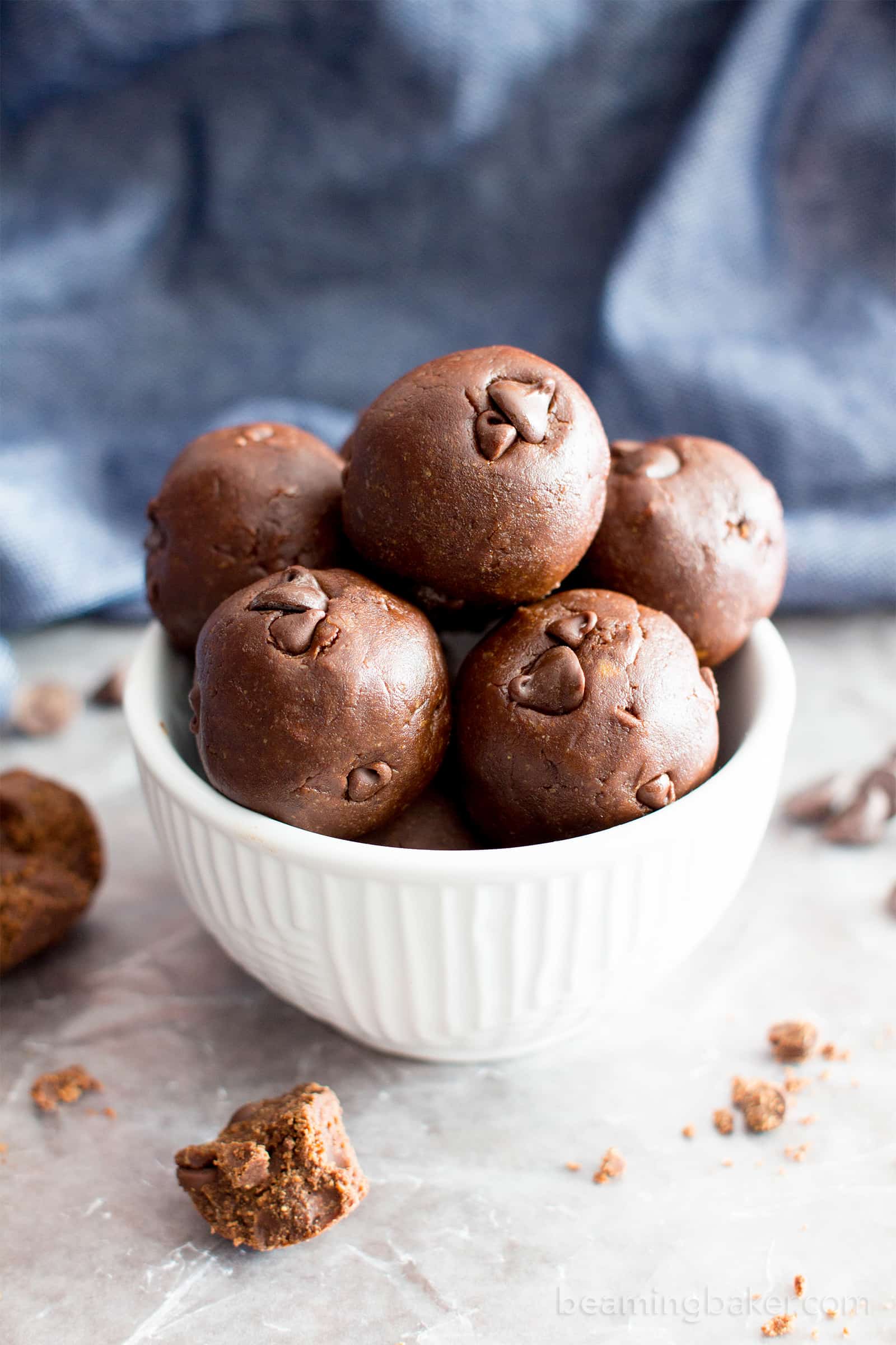 Gluten Free No Bake Brownie Energy Bites (V, GF): a one bowl recipe for fudgy, rich, 7-ingredient no bake bites that taste just like decadent brownies. #Vegan #ProteinPacked #GlutenFree #DairyFree | BeamingBaker.com