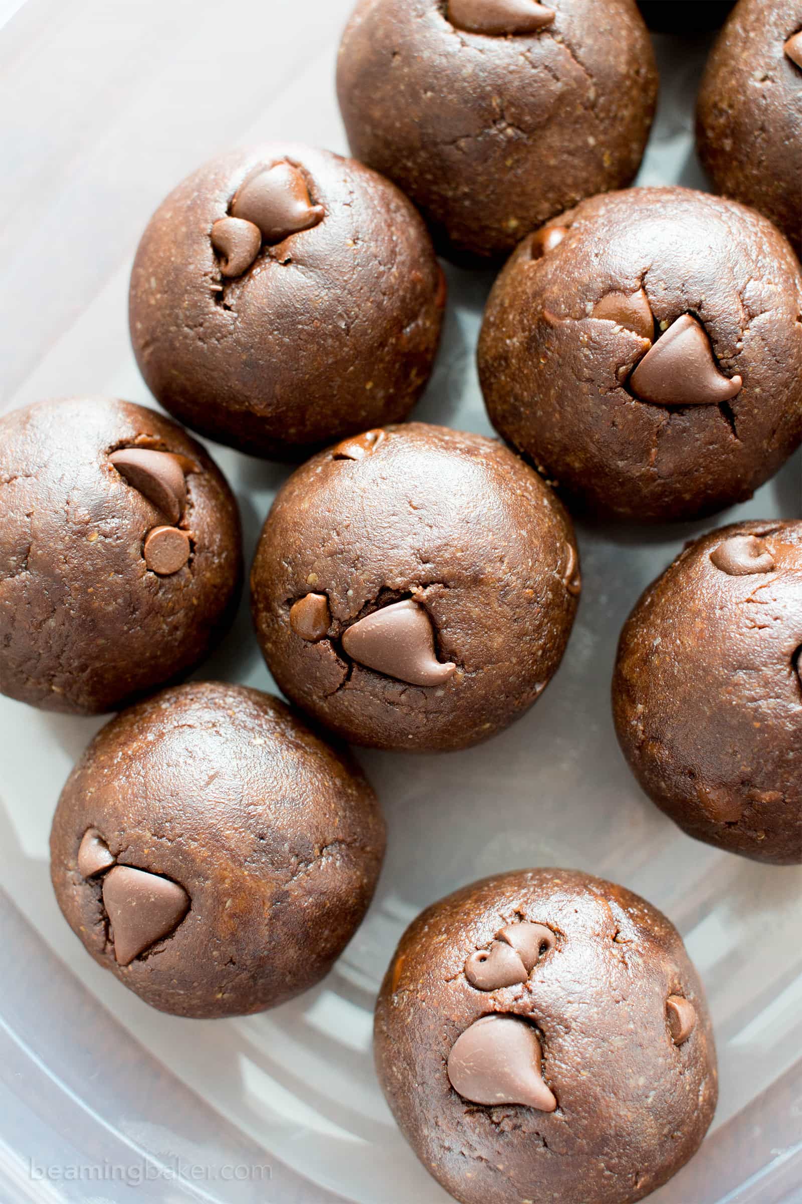 No Bake Almond Butter Paleo Brownie Bites (V, GF): Melt in your mouth fudgy paleo brownie bites that taste like a bite of pure chocolate. #Vegan #Paleo #DairyFree #GlutenFree #Chocolate | Recipe on BeamingBaker.com