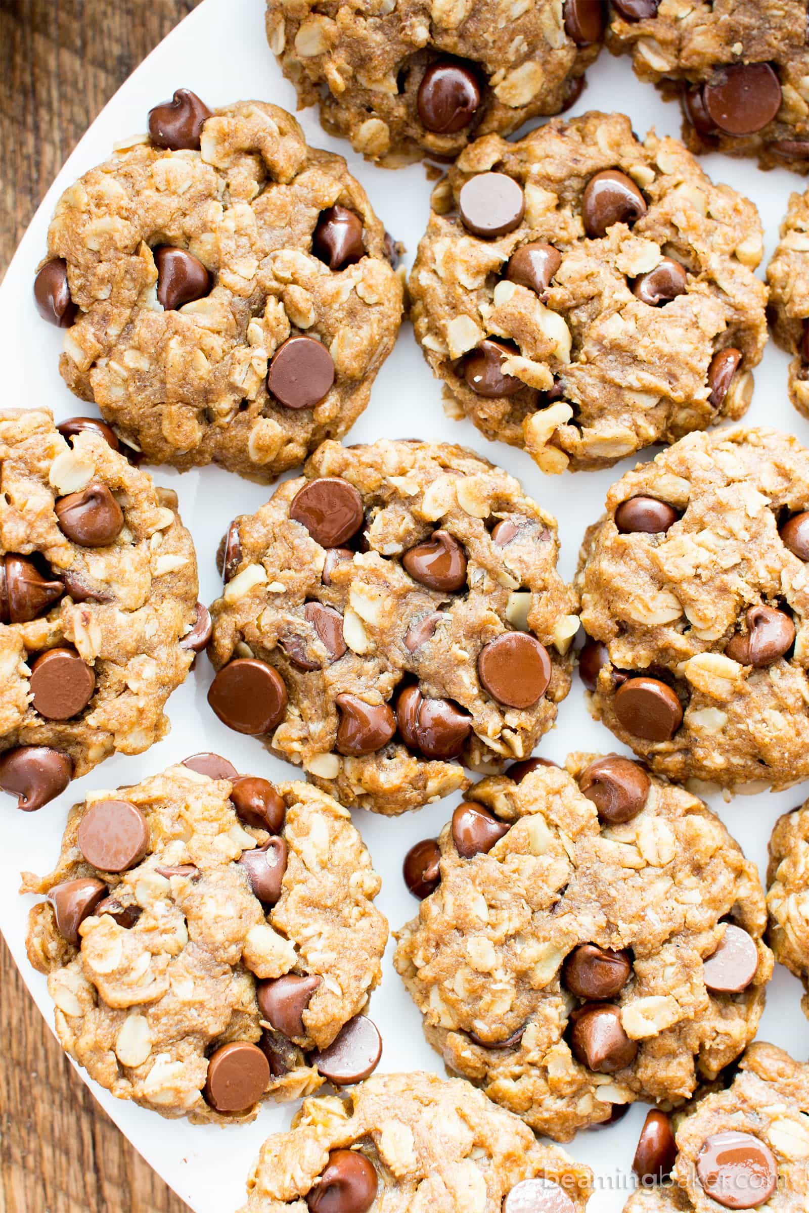 Easy Gluten Free Peanut Butter Chocolate Chip Oatmeal Cookies (V, GF): an irresistible recipe for lightly crispy, perfectly chewy peanut butter oatmeal cookies. #Vegan #GlutenFree #DairyFree #PeanutButter #Cookies | Recipe on BeamingBaker.com