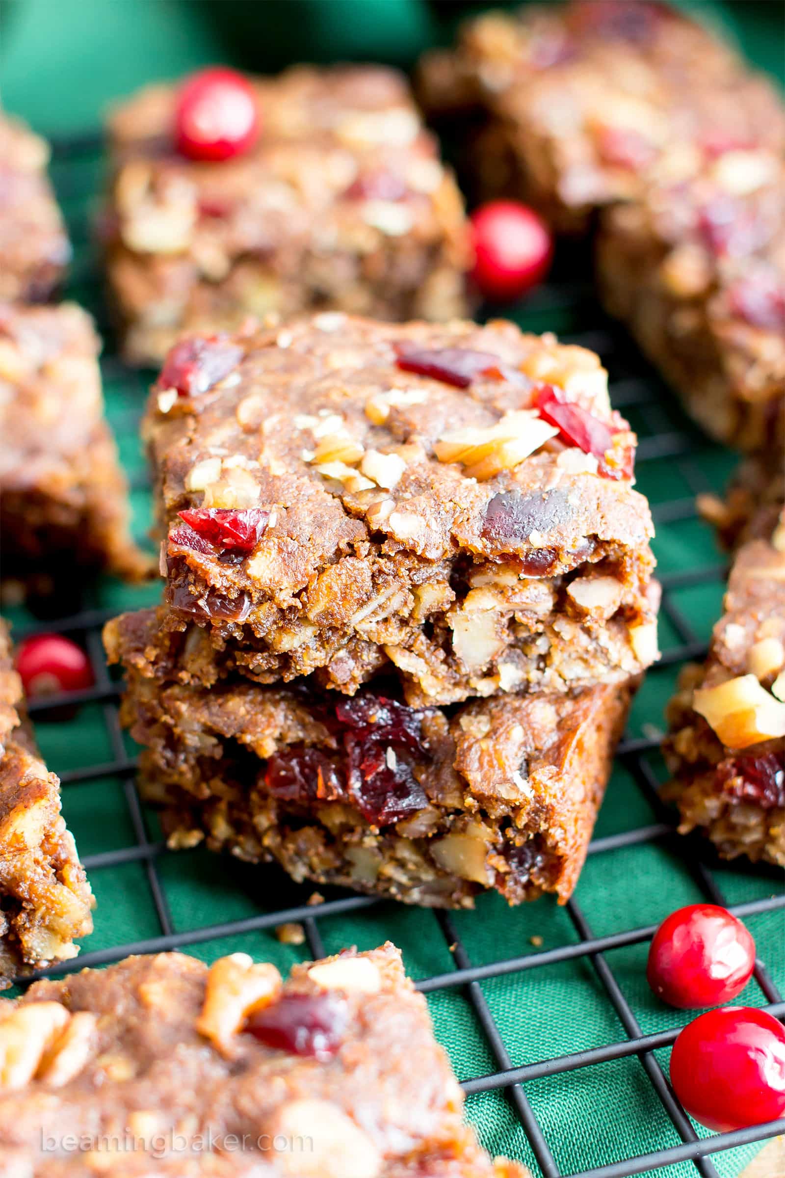 Gingerbread Oatmeal Homemade Breakfast Bars (V, GF): an easy recipe for deliciously soft homemade breakfast bars filled with your favorite holiday flavors. #Vegan #GlutenFree #DairyFree #Breakfast #Oatmeal | Recipe on BeamingBaker.com