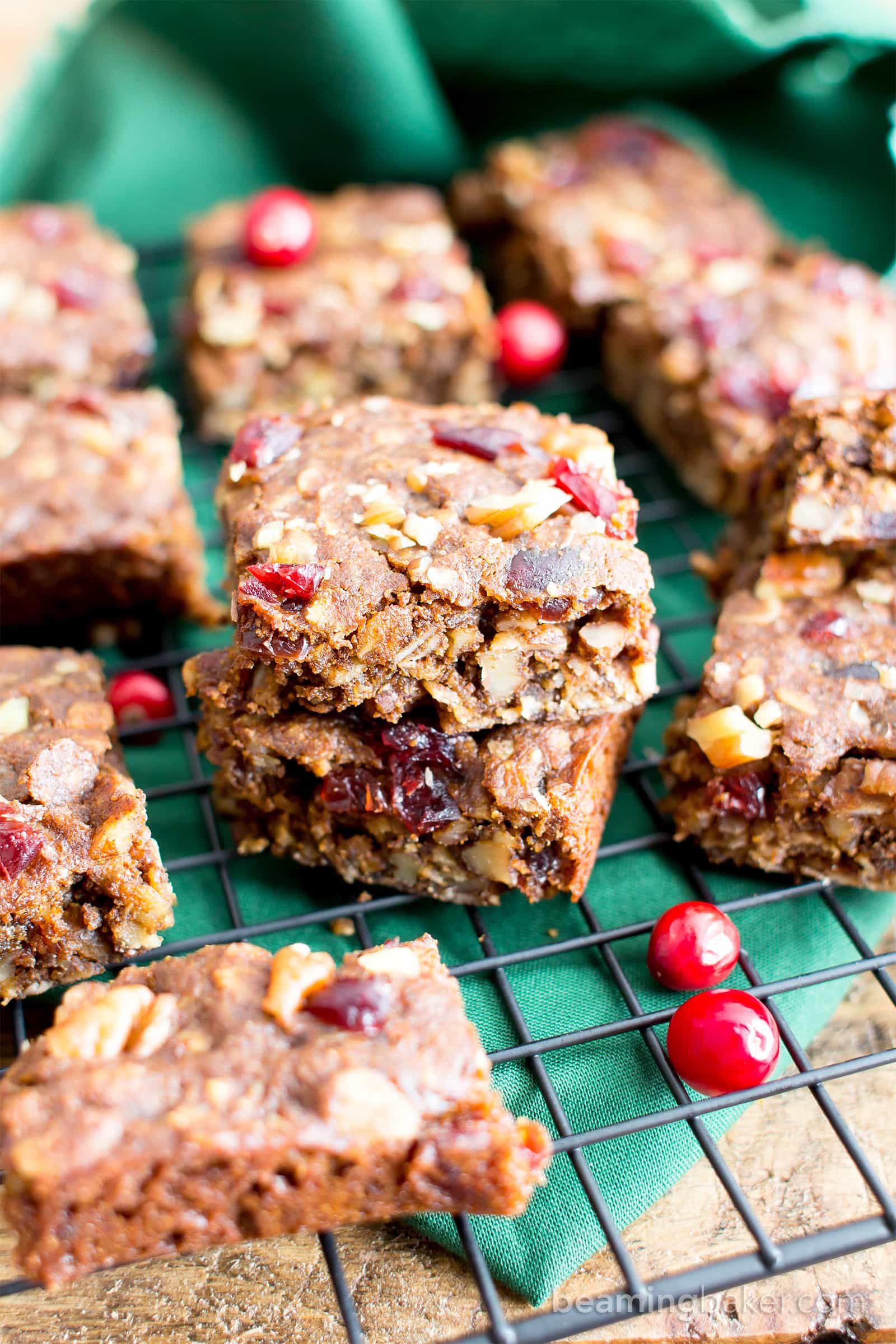 Gingerbread Oatmeal Homemade Breakfast Bars (V, GF): an easy recipe for deliciously soft homemade breakfast bars filled with your favorite holiday flavors. #Vegan #GlutenFree #DairyFree #Breakfast #Oatmeal | Recipe on BeamingBaker.com