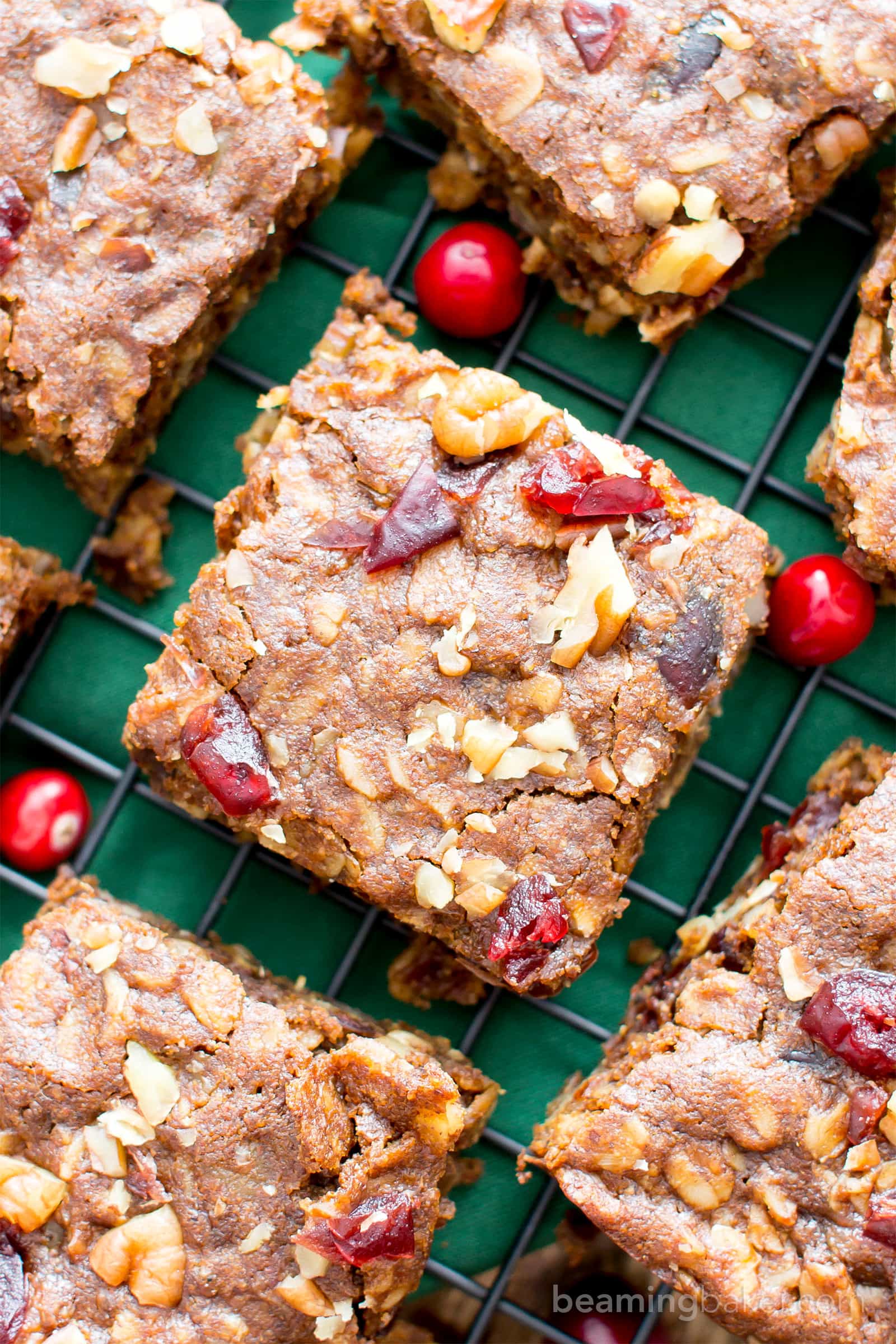 Gingerbread Oatmeal Homemade Breakfast Bars (V, GF): an easy recipe for deliciously soft homemade breakfast bars filled with your favorite holiday flavors. #Vegan #GlutenFree #DairyFree #Breakfast #Oatmeal | Recipe on BeamingBaker.com