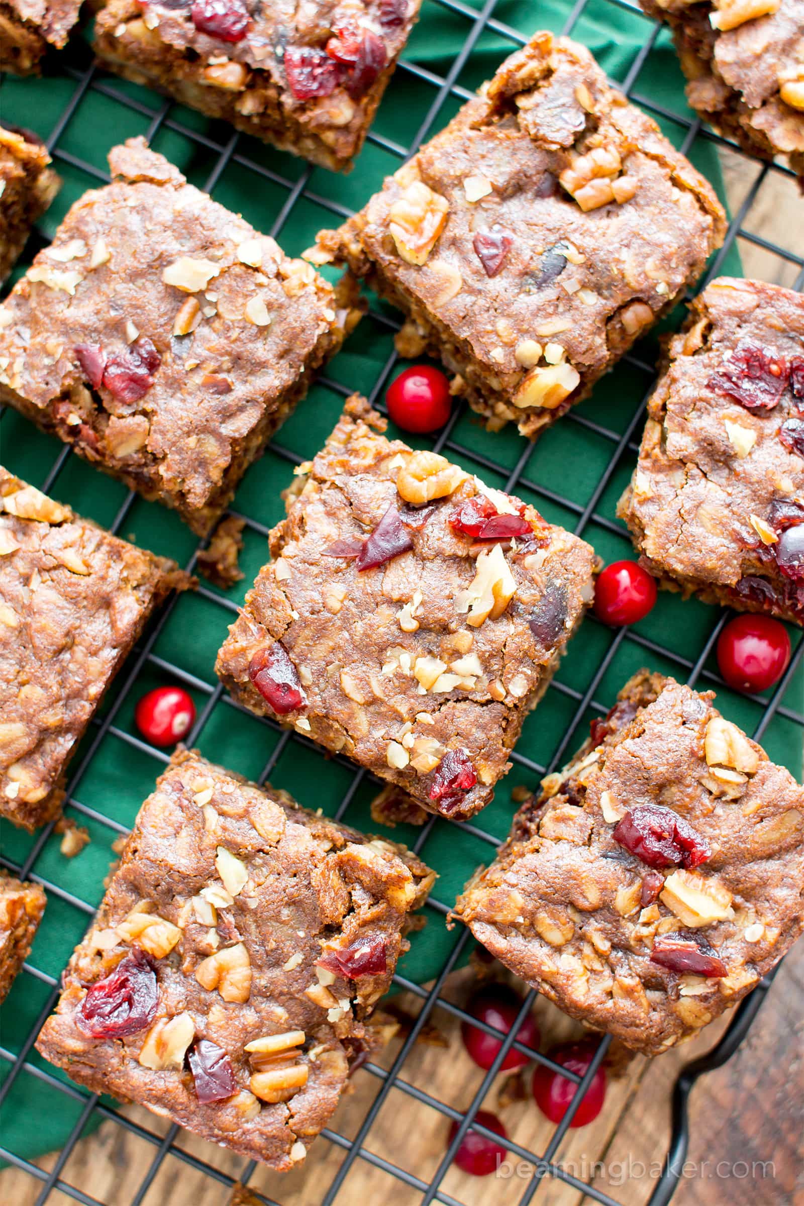 Gingerbread Oatmeal Homemade Breakfast Bars (V, GF): an easy recipe for deliciously soft homemade breakfast bars filled with your favorite holiday flavors. #Vegan #GlutenFree #DairyFree #Breakfast #Oatmeal | Recipe on BeamingBaker.com