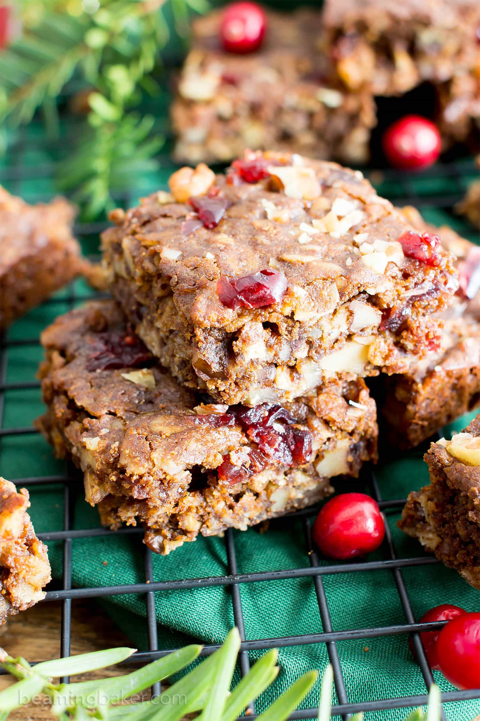 Gingerbread Oatmeal Homemade Breakfast Bars (V, GF): an easy recipe for deliciously soft homemade breakfast bars filled with your favorite holiday flavors. #Vegan #GlutenFree #DairyFree #Breakfast #Oatmeal | Recipe on BeamingBaker.com