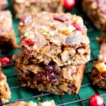 Gingerbread Oatmeal Homemade Breakfast Bars (V, GF): an easy recipe for deliciously soft homemade breakfast bars filled with your favorite holiday flavors. #Vegan #GlutenFree #DairyFree #Breakfast #Oatmeal | Recipe on BeamingBaker.com