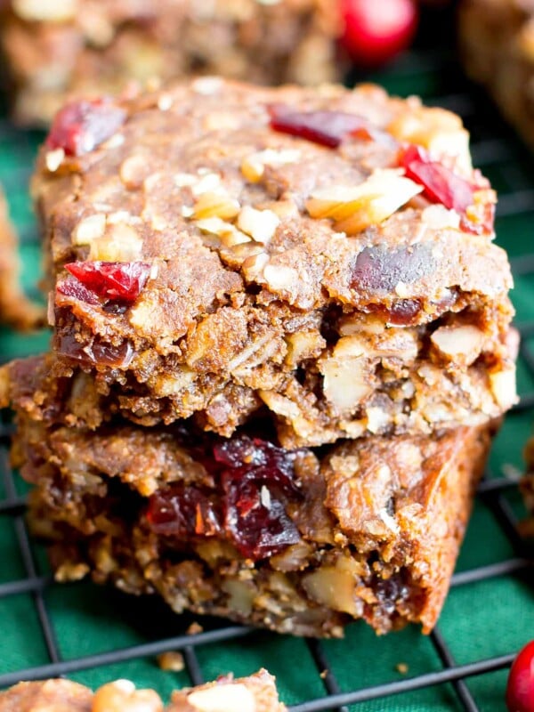 Gingerbread Oatmeal Homemade Breakfast Bars (V, GF): an easy recipe for deliciously soft homemade breakfast bars filled with your favorite holiday flavors. #Vegan #GlutenFree #DairyFree #Breakfast #Oatmeal | Recipe on BeamingBaker.com