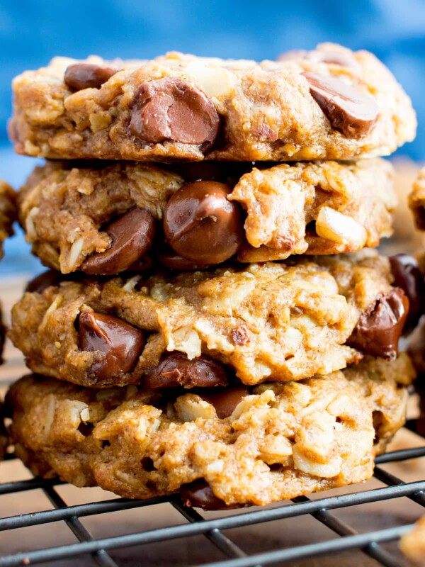 Easy Gluten Free Peanut Butter Chocolate Chip Oatmeal Cookies (V, GF): an irresistible recipe for lightly crispy, perfectly chewy peanut butter oatmeal cookies. #Vegan #GlutenFree #DairyFree #PeanutButter #Cookies | Recipe on BeamingBaker.com