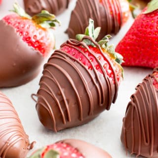 How to Make Chocolate Dipped Strawberries Recipe (V, GF): learn how easy it is to make beautiful, decadently delicious chocolate dipped strawberries! #Vegan #GlutenFree #DairyFree #Paleo #ValentinesDay #Dessert | Recipe on BeamingBaker.com