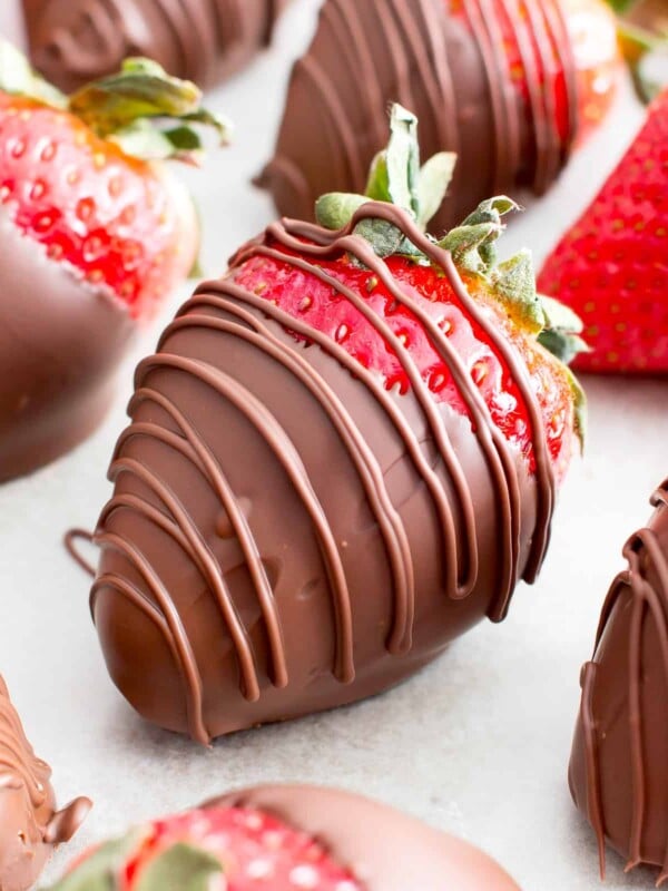 How to Make Chocolate Dipped Strawberries Recipe (V, GF): learn how easy it is to make beautiful, decadently delicious chocolate dipped strawberries! #Vegan #GlutenFree #DairyFree #Paleo #ValentinesDay #Dessert | Recipe on BeamingBaker.com