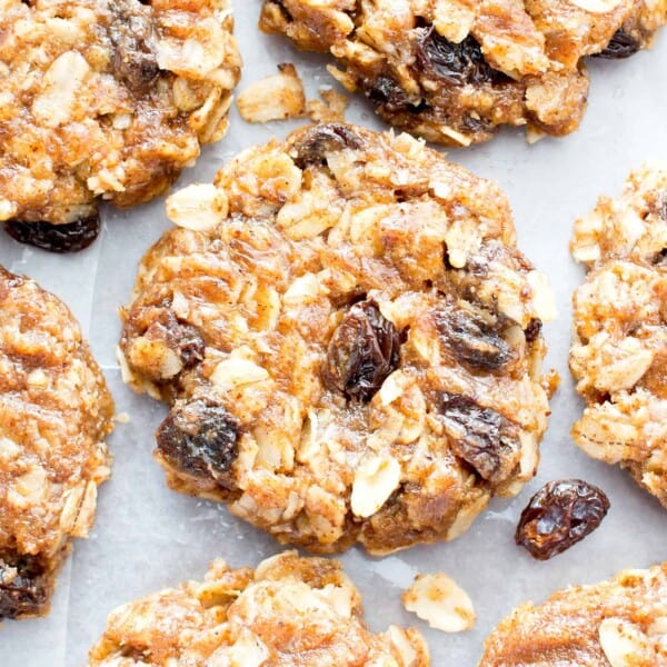 4 Ingredient No Bake Chewy Oatmeal Raisin Cookies (V, GF): an easy recipe for delightfully chewy no bake cookies bursting with raisins and cinnamon flavor! #Vegan #GlutenFree #DairyFree #Cookies #NoBake #Dessert | Recipe on BeamingBaker.com