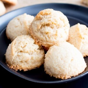 Vegan Coconut Macaroons: Irresistibly chewy Vegan Coconut Macaroons with crisp edges and sweet coconut flavor. Just 4 ingredients! Paleo, Healthy. #Vegan #Coconut #Macaroons #Paleo #Healthy | Recipe at BeamingBaker.com