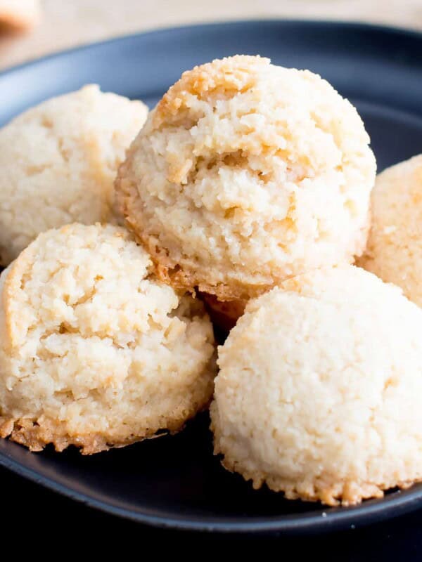 Vegan Coconut Macaroons: Irresistibly chewy Vegan Coconut Macaroons with crisp edges and sweet coconut flavor. Just 4 ingredients! Paleo, Healthy. #Vegan #Coconut #Macaroons #Paleo #Healthy | Recipe at BeamingBaker.com