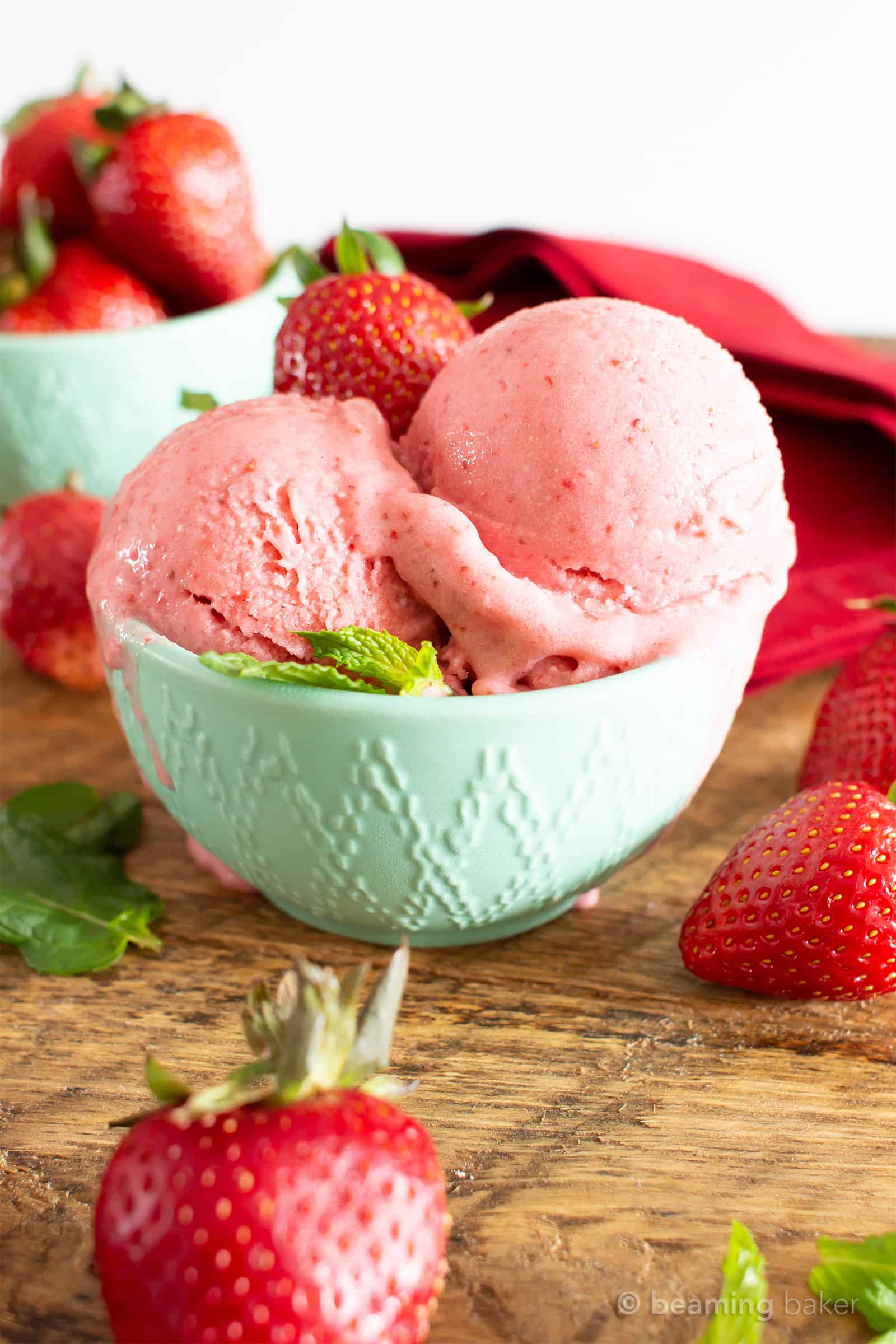 Sorbet à la fraise et à la noix de coco à 3 ingrédients (V, GF): une recette de préparation de 5 min pour un sorbet à la fraise paléo rafraîchissant à base de seulement 3 ingrédients sains! #Paleo #DairyFree #Vegan #GlutenFree #RefinedSugarFree #HealthyDesserts #Sorbet #FrozenDesserts / Recette chez BeamingBaker.com