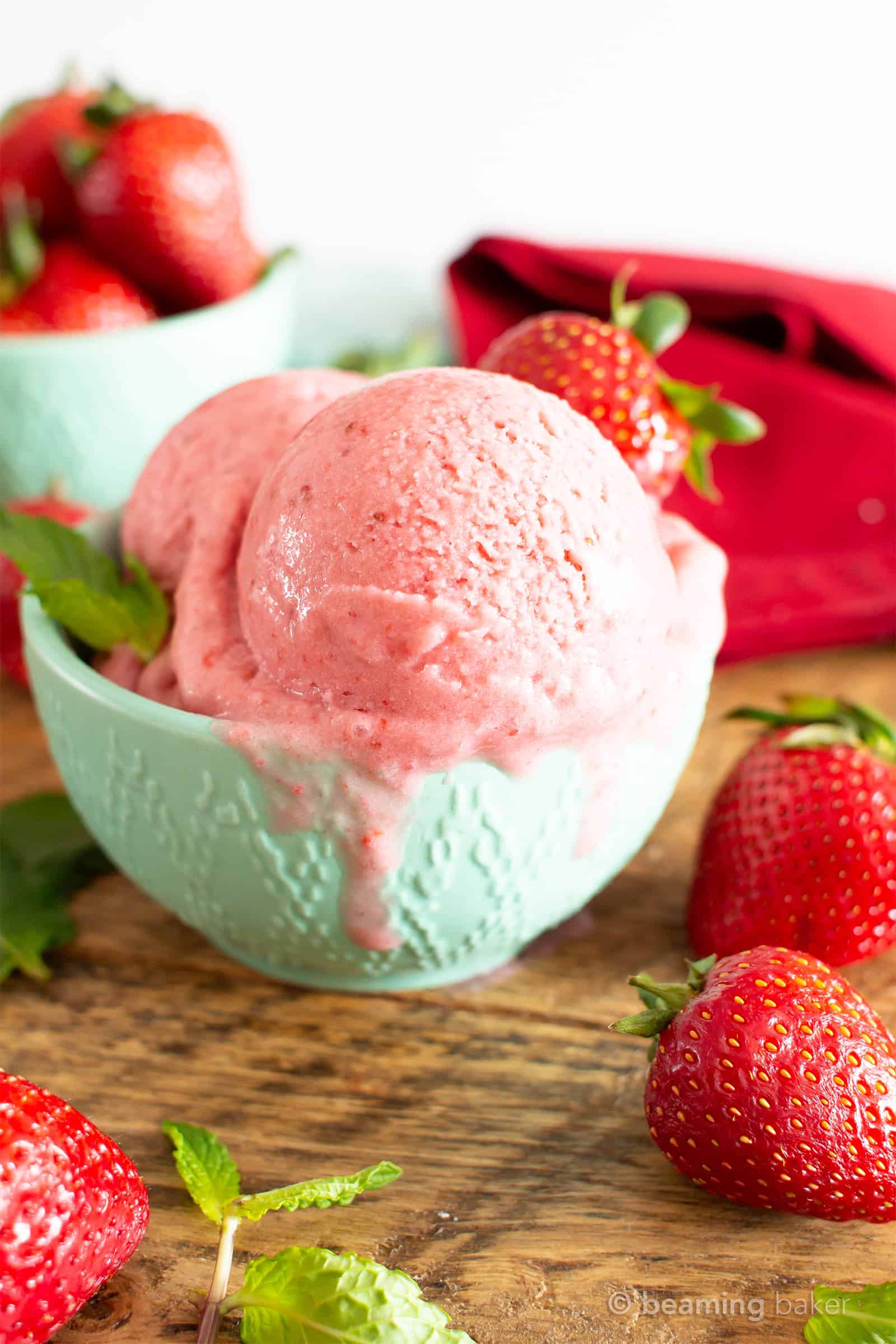 3 Ingrediens Strawberry Coconut Sorbet (V, GF): ett 5 min prep recept för uppfriskande paleo strawberry sorbet gjord med bara 3 hälsosamma ingredienser! # Paleo #DairyFree #Vegan #GlutenFree #RefinedSugarFree #HealthyDesserts #Sorbet # FrozenDesserts | recept på BeamingBaker.com