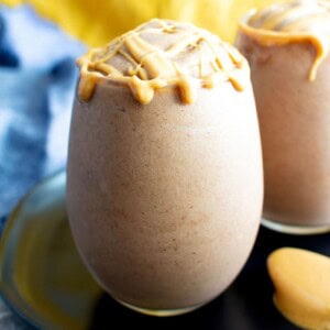 4 Ingredient Chocolate Peanut Butter Homemade Frosty Recipe (V+GF): an easy, 5-minute recipe for a thick ‘n creamy homemade Wendy’s frosty made with just 4 healthy ingredients! #Vegan #GlutenFree #DairyFree #Paleo option, #NoAddedSugar #RefinedSugarFree #FrozenDesserts | Recipe at BeamingBaker.com