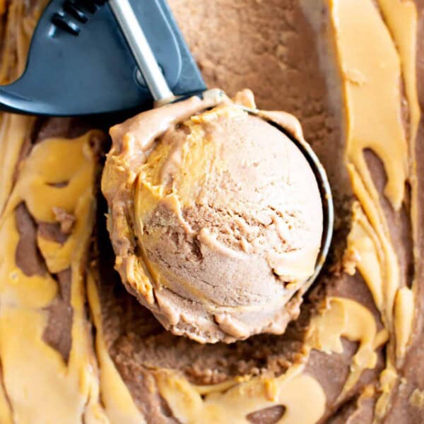 Healthy No Sugar Added Chocolate Peanut Butter Ice Cream (V, DF): a super easy, 5-ingredient recipe for the BEST deliciously creamy and chocolatey no churn peanut butter ice cream. #Vegan #DairyFree #IceCream #Paleo option #HealthyDesserts #PeanutButter #NoSugarAdded #Bananas | Recipe at BeamingBaker.com