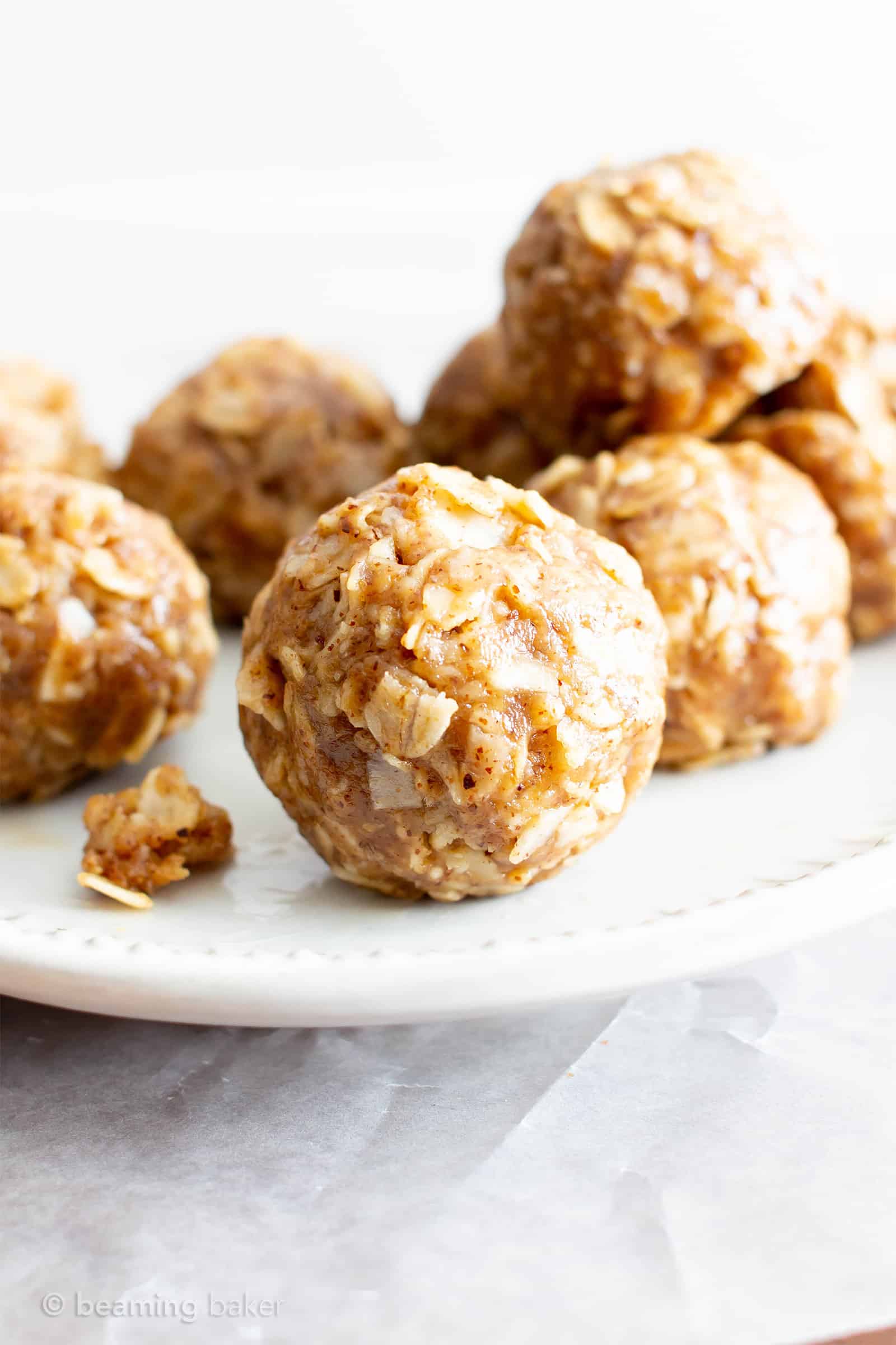 20+ Easy No Bake Energy Bites Recipes (V, GF): the best collection of healthy and tasty no bake energy bites recipes! Perfect for meal prep, on the go breakfasts, workout snacks and more! #Vegan #GlutenFree #DairyFree #RefinedSugarFree #Healthy #NoBake #Snacks | Recipes on BeamingBaker.com