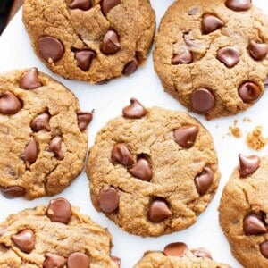 Gluten Free Peanut Butter Chocolate Chip Cookies (V, GF): an easy recipe for perfectly soft ‘n chewy chocolate chip cookies packed with peanut butter flavor! #Vegan #GlutenFree #DairyFree #PeanutButter #Cookies #Dessert #ChocolateChip | Recipe on BeamingBaker.com