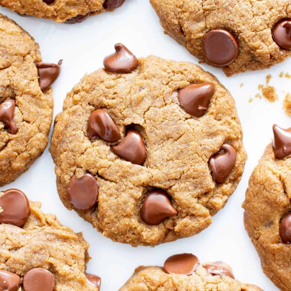 Gluten Free Peanut Butter Chocolate Chip Cookies (V, GF): an easy recipe for perfectly soft ‘n chewy chocolate chip cookies packed with peanut butter flavor! #Vegan #GlutenFree #DairyFree #PeanutButter #Cookies #Dessert #ChocolateChip | Recipe on BeamingBaker.com