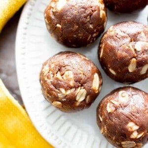 Chocolate Peanut Butter Oatmeal Balls: just 4 ingredients for the easiest chocolate peanut butter oatmeal balls made with healthy ingredients. No bake. #Chocolate #PeanutButter #Oatmeal #NoBake | Recipe at BeamingBaker.com