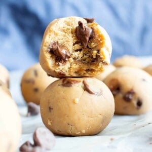 4 Ingredient Peanut Butter Chocolate Chip No Bake Energy Bites (V, GF): a one bowl recipe for easy gluten-free no bake energy bites that taste like dessert, but are actually a healthy snack! #Vegan #GlutenFree #DairyFree #PeanutButter #NoBake #Snacks | Recipe on BeamingBaker.com