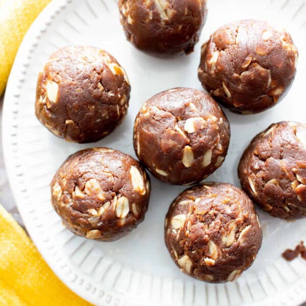 Chocolate Peanut Butter Oatmeal Balls: just 4 ingredients for the easiest chocolate peanut butter oatmeal balls made with healthy ingredients. No bake. #Chocolate #PeanutButter #Oatmeal #NoBake | Recipe at BeamingBaker.com