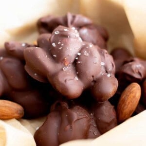 Dark Chocolate Sea Salt Almond Clusters Recipe (V, GF): a quick ‘n easy recipe for delightfully salty & sweet almond clusters enrobed in a thick layer of chocolate. Made with healthy ingredients. #Paleo #Vegan #GlutenFree #DairyFree #HomemadeCandy #BeamingBaker #HealthyDesserts #Chocolate | Recipe at BeamingBaker.com