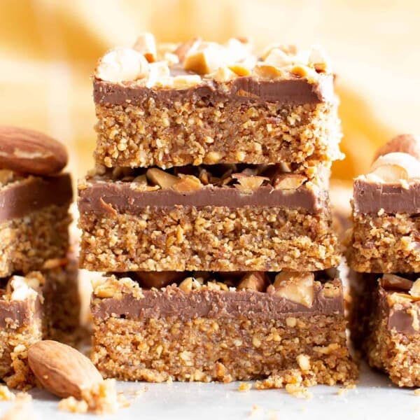 4 Ingredient No Bake Paleo Chocolate Almond Bars (V, GF): this paleo no bake chocolate almond bars recipe is so easy with just 4 ingredients! It’s the best no bake date nut bars recipe – healthy, vegan & gluten-free! #NoBake #Vegan #Paleo #Chocolate | Recipe at BeamingBaker.com