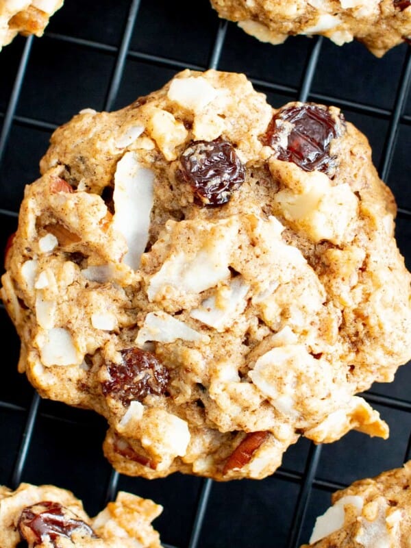 Healthy Oatmeal Coconut Cookies: delicious oatmeal coconut cookies with chewy & crispy goodness! Wonderfully healthy, vegan and gluten free. #healthy #coconut #oatmeal #cookies #vegan #glutenfree | Recipe at BeamingBaker.com