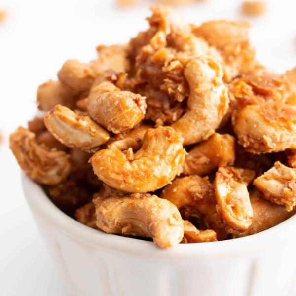 4 Ingredient Toasted Coconut Cashews Recipe (Paleo, GF): this vegan toasted coconut cashews recipe is gluten free & paleo! The crunchiest coconut coated roasted cashews, made with 4 ingredients. Dairy-Free. #Paleo #Cashews #Coconut #Vegan #GlutenFree | Recipe at BeamingBaker.com