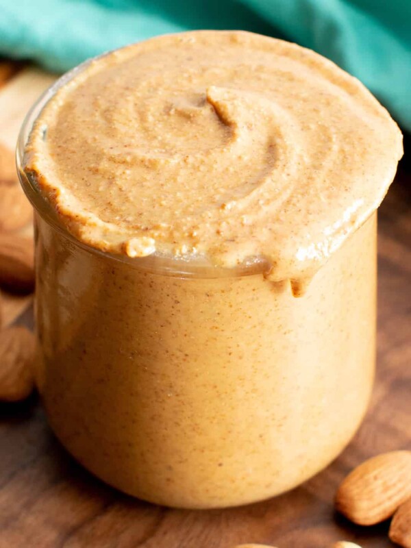 How to Make Almond Butter: learn how to make almond butter with just 1 ingredient and a few minutes! The best homemade almond butter—creamy, simple and delicious. #AlmondButter #Homemade #Recipe | Recipe at BeamingBaker.com